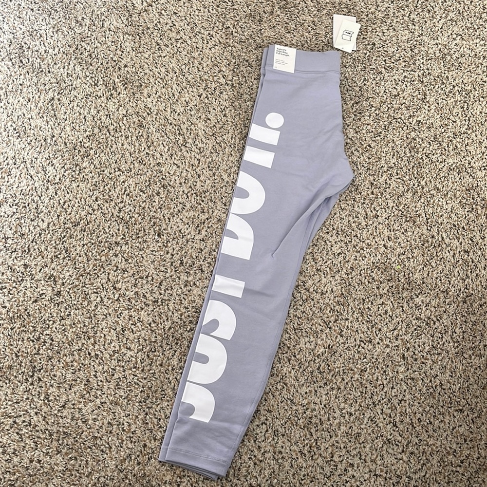 Nike Sportswear Essential Women's High-Waisted Graphic Leggings (LAVENDER)
